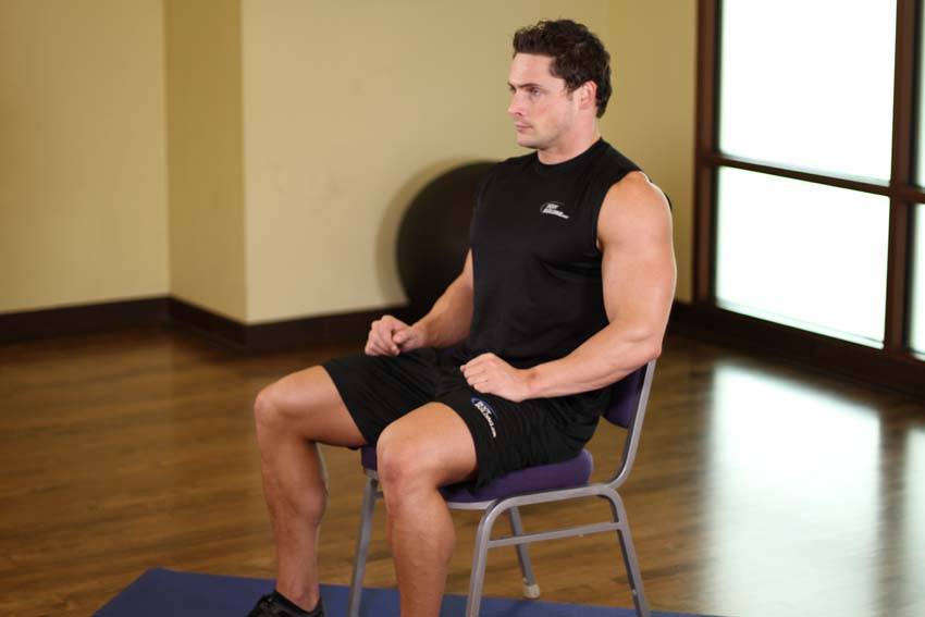 Estiramiento de la parte superior del cuerpo en silla - Posición 1