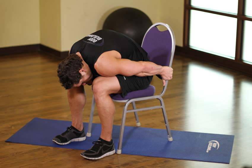 Estiramiento de la parte superior del cuerpo en silla - Posición 2