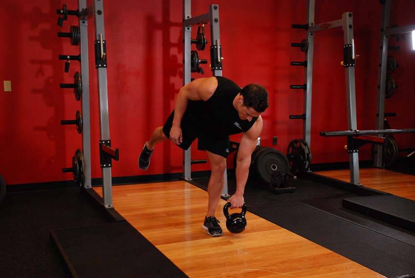 Peso muerto a una pierna con kettlebell - Posición 2