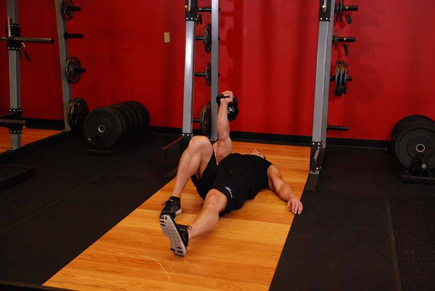 Levantamiento Turco con Kettlebell (estilo estocada) - Posición 1