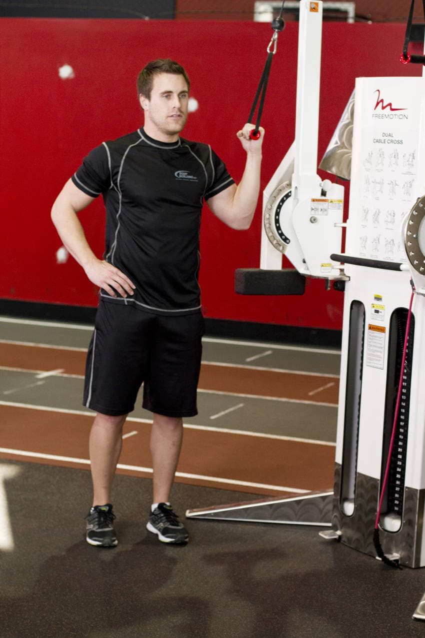 Flexiones laterales de cable de polea alta con un brazo - Posición 1