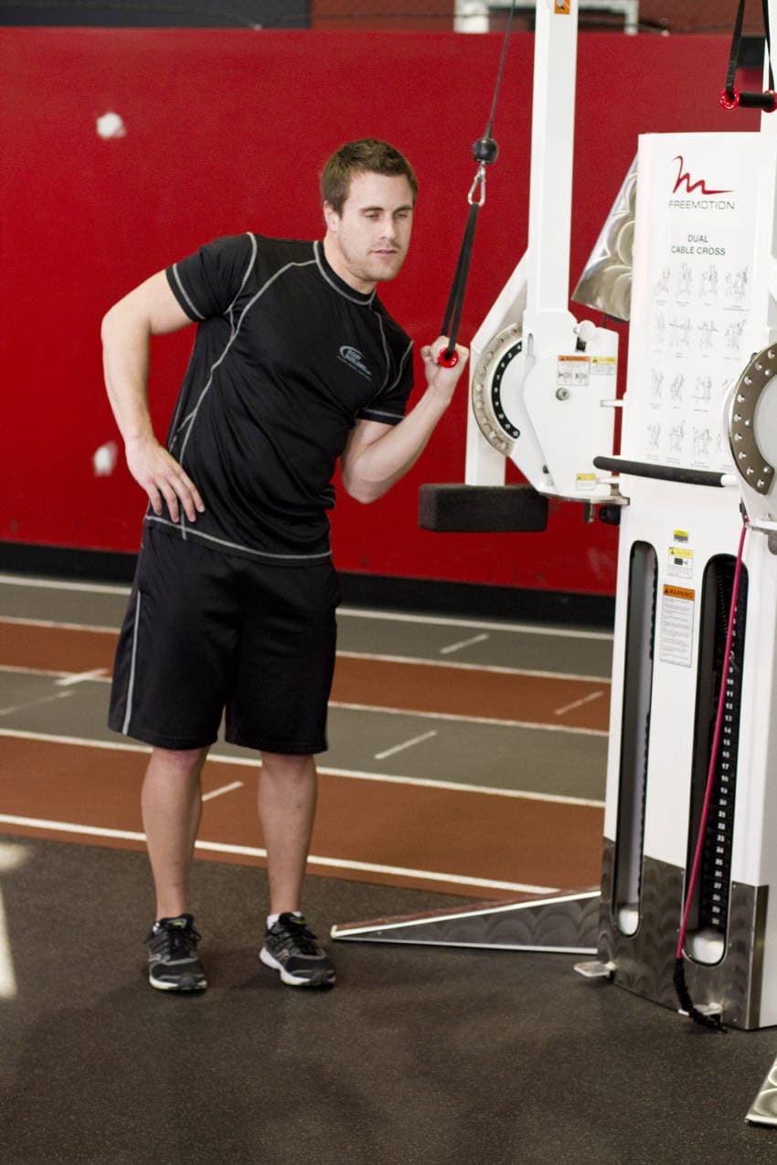 Flexiones laterales de cable de polea alta con un brazo - Posición 2