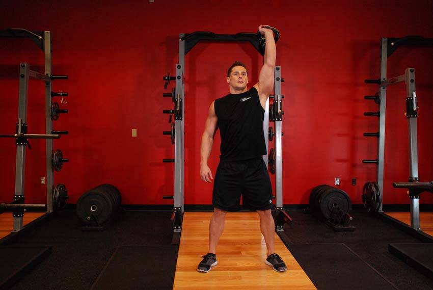 Sentadillas de sobrecabeza con una mano de Kettlebell - Posición 1