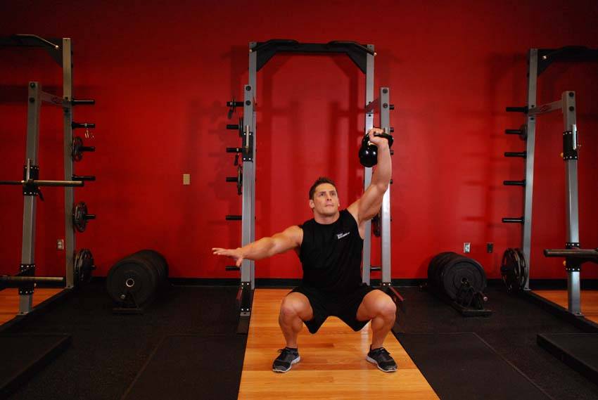 Sentadillas de sobrecabeza con una mano de Kettlebell - Posición 2